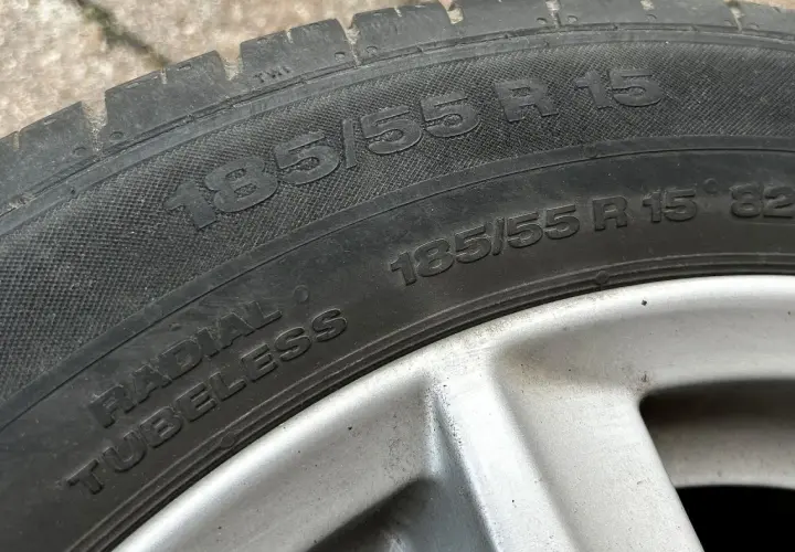Opona radialna 185/55 R15 Tubeless, gotowa do jazdy.