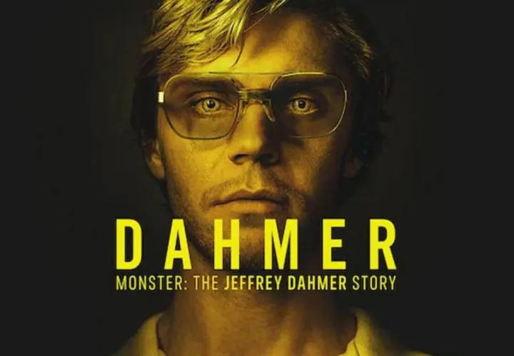 Plakat serialu "Dahmer – Potwór: Historia Jeffreya Dahmera". Twarz mężczyzny w okularach na ciemnym tle.
