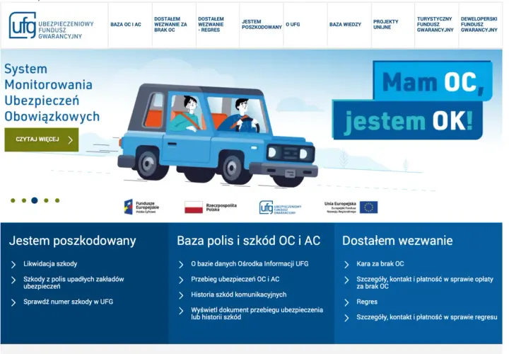 Para jadąca niebieskim samochodem, z napisem "Mam OC, jestem OK!".