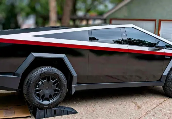 Czarny Tesla Cybertruck z białym i czerwonym pasem, jak wygląda samochód Tesla.