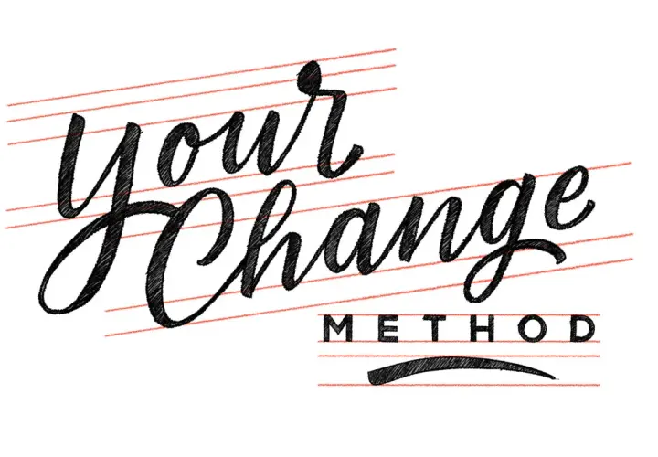 Texto caligráfico "Your Change Method" sobre líneas rojas. Aprende como hacer lettering con este estilo.