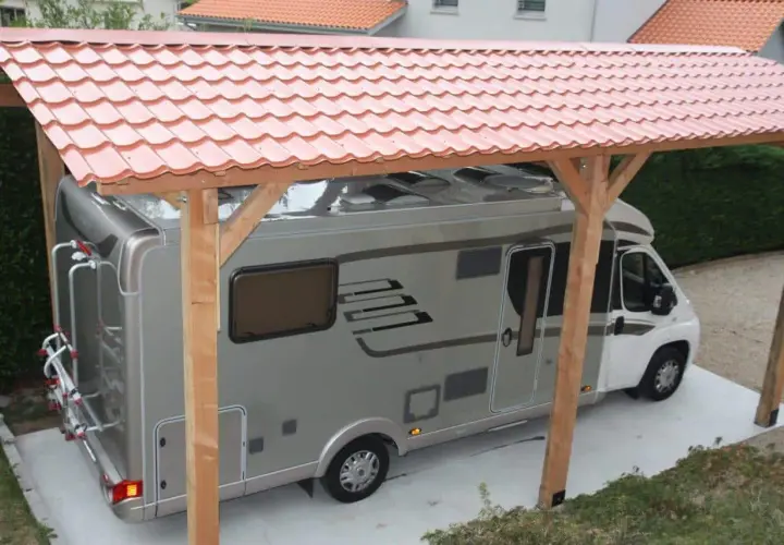 Un camping-car sous un abri simple et économique, parfait pour fabriquer un abris camping-car pas cher.