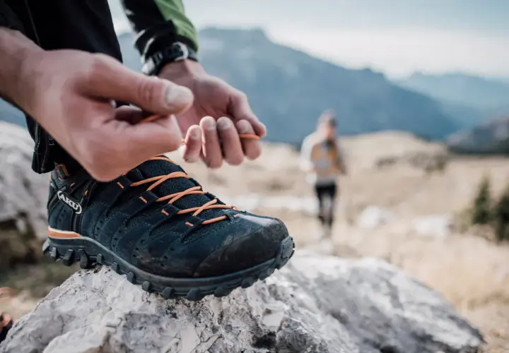 Jak wiązać buty trekkingowe? 7 technik na komfort i bezpieczeństwo