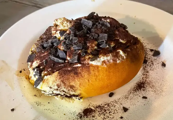 Un dolce al cucchiaio, soffice e cremoso, cosparso di cacao e scaglie di cioccolato. Un assaggio di cosa si mangia a Roma, un'esperienza da non perdere.