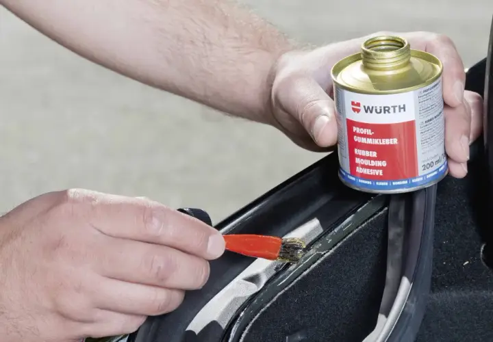 Applicazione di adesivo per guarnizioni con pennellino, utile per togliere adesivi moto o riparare parti in gomma.
