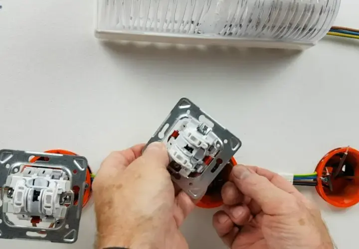 Montaż łącznika krzyżowego. Schemat instalacji elektrycznej z widocznymi przewodami i puszkami instalacyjnymi.