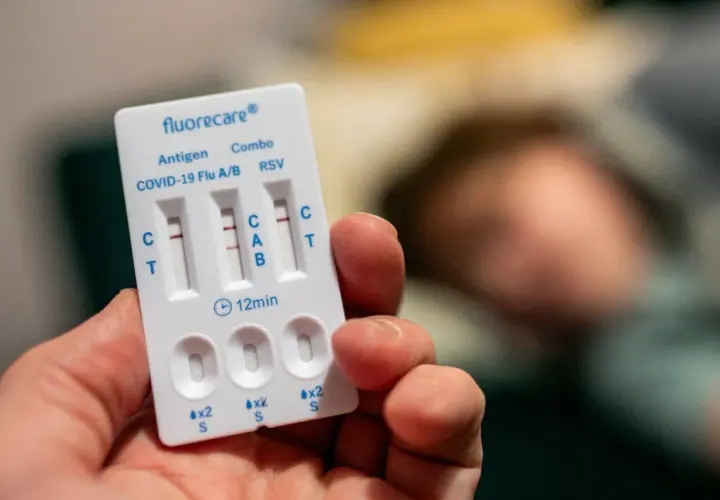 Wyniki testu combo: COVID-19, grypa A/B i RSV. Dwie kreski oznaczają pozytywny wynik.