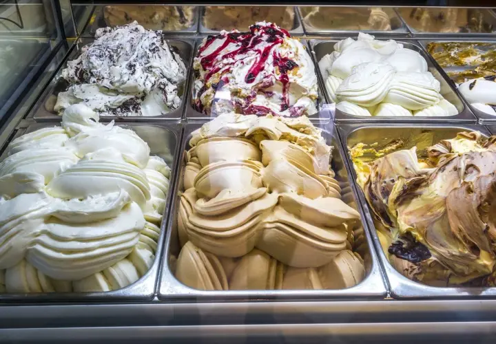 Vetrina di gelati artigianali, un tripudio di gusti che fa pensare alle migliori gelaterie d'Italia. Crema, cioccolato, frutti di bosco e caffè.