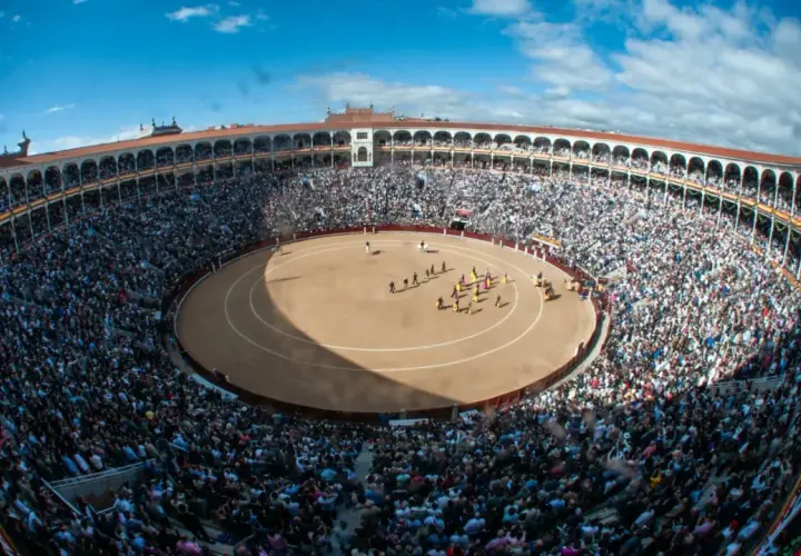 Plaza de toros de Las Ventas, Madrid, con público. ¿Cuántas plazas de toros hay en Madrid? Esta es una de las más famosas.