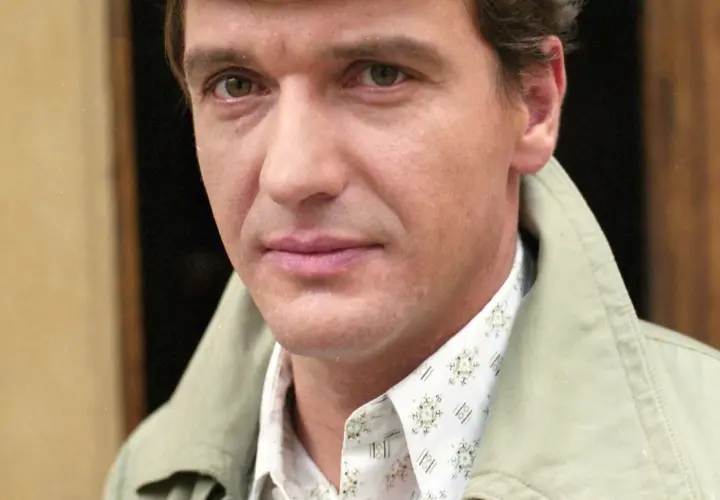 Portret mężczyzny w jasnej kurtce i wzorzystej koszuli. Wiele osób szuka informacji, jak zmarł Dariusz Siatkowski.