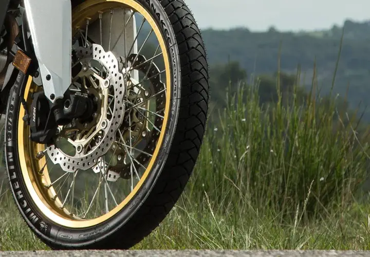 Rueda de moto con neumático Michelin Anakee Adventure, ideal para explorar caminos. ¡Excelentes opiniones!