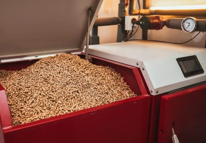 Zbiornik na pellet w nowoczesnym piecu. Taki piec na pellet to ekologiczne i ekonomiczne rozwiązanie grzewcze.