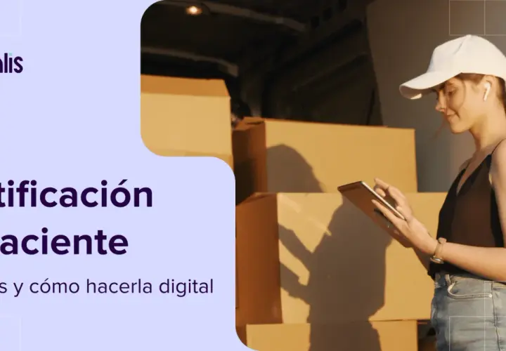 Repartidora con tablet, rodeada de cajas, confirma una notificación fehaciente.
