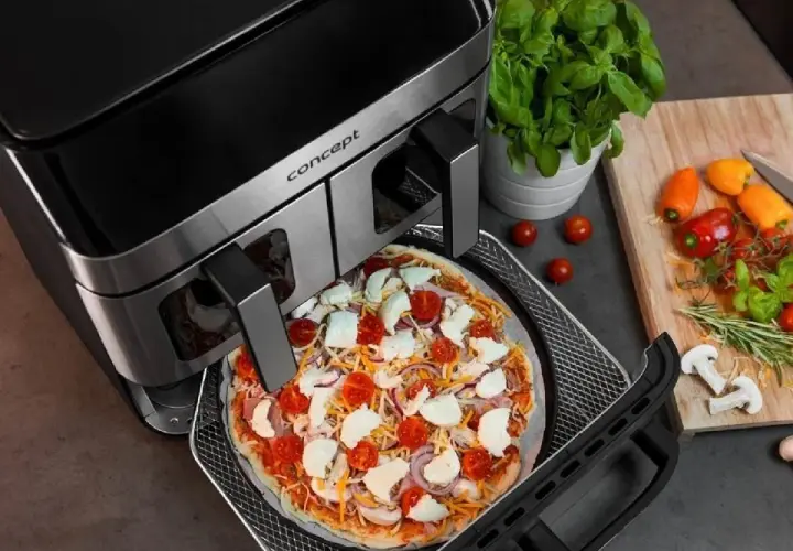 Gotowa do pieczenia pizza w air fryerze. Pyszna, domowa pizza z pomidorami i mozzarellą w zasięgu ręki dzięki nowoczesnemu urządzeniu.
