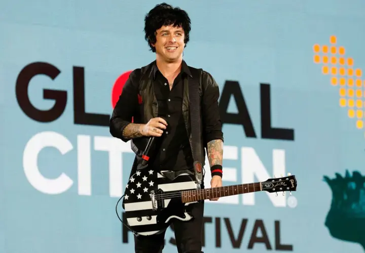 Green Day wokalista Billie Joe Armstrong z gitarą w amerykańskie barwy na scenie Global Citizen Festival.