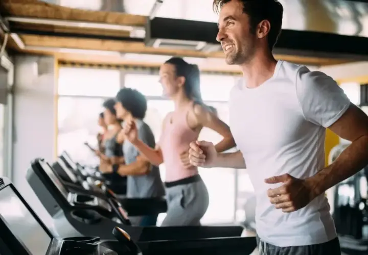 Uomini e donne corrono sui tapis roulant in palestra. Ashvamap a cosa serve? A migliorare la resistenza e la forma fisica.