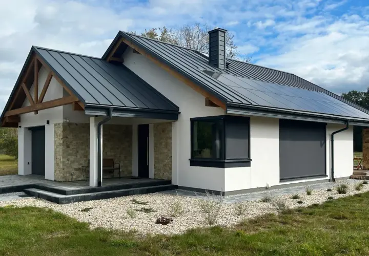 Nowoczesny dom z kamiennymi akcentami i panelem słonecznym. Projekt zamienny po zakończeniu budowy, gotowy do zamieszkania.