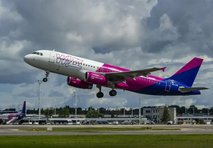 Samolot Wizz Air startuje. Jeśli chcesz jak zmienić lot Wizzair, sprawdź stronę przewoźnika.