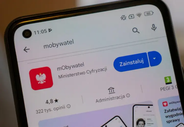 Aplikacja mObywatel na telefonie. Można tu załatwić sprawy urzędowe, a także przechowywać dokumenty, np. potwierdzające status studenta.