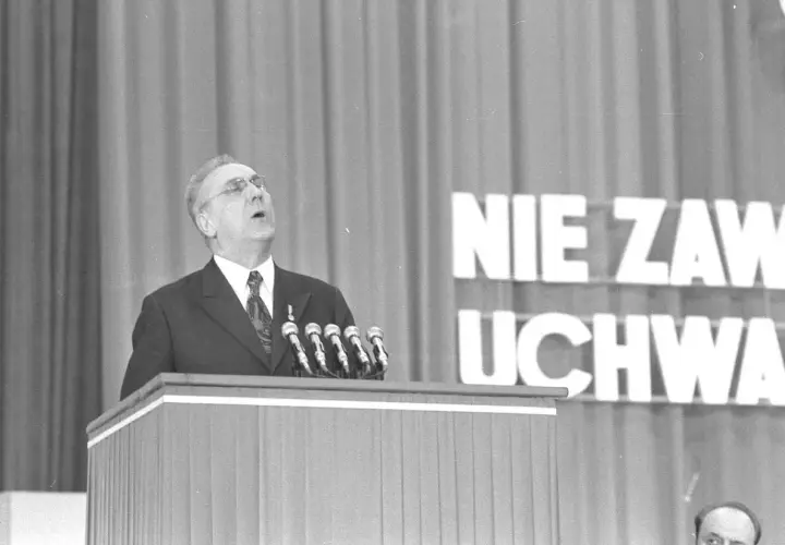 Edward Gierek przemawia na tle napisu "NIE ZAW". Ciekawostki z jego czasów często dotyczą przemówień i wystąpień publicznych.