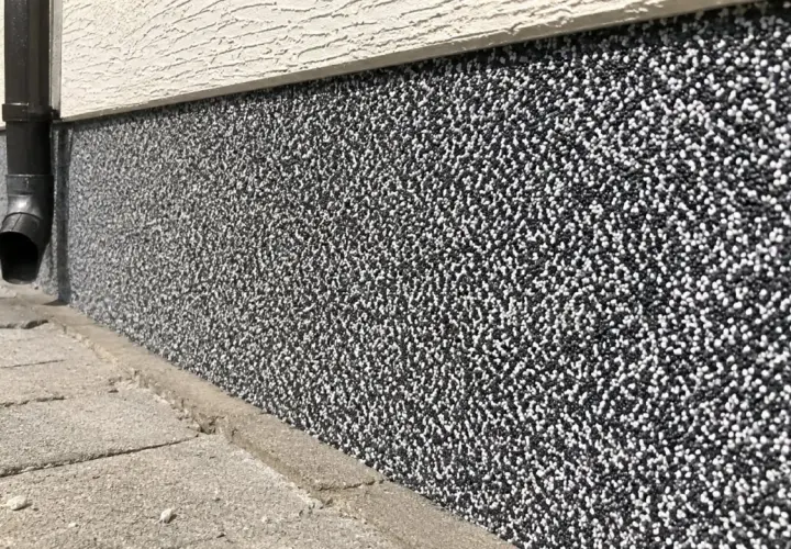 Nowoczesny marmolit na elewacji, w odcieniach czerni i bieli, tworzy ciekawy wzór.
