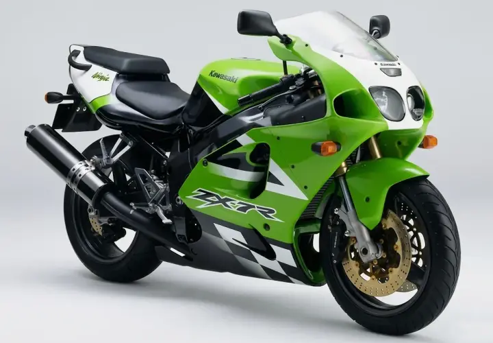 La parte posterior de una moto Kawasaki Ninja verde y blanca, con detalles de cuadros de ajedrez y un escape negro.