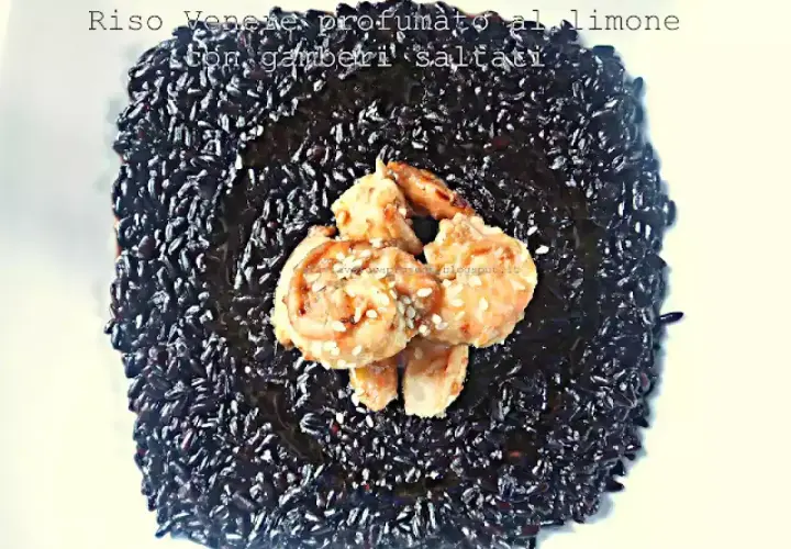 Riso Venere profumato al limone con gamberi saltati, un piatto elegante e saporito.