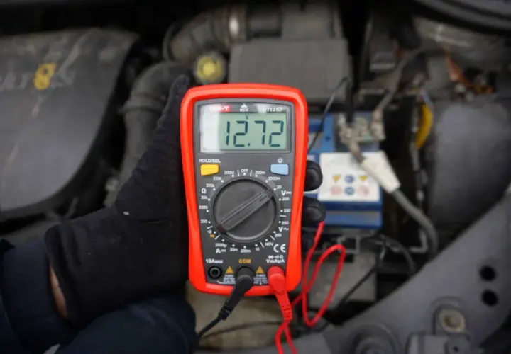 Multimetr pokazuje 12.72V, co jest dobrym wynikiem. Tak sprawdzisz, jak sprawdzić akumulator.