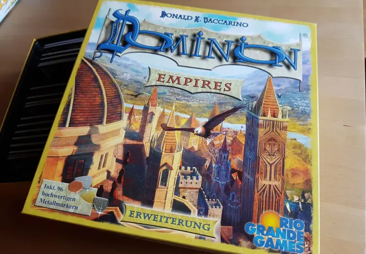 Dominion Erweiterung "Empires" mit detailreicher Stadtansicht und Adler. Enthält 96 Metallmarker.