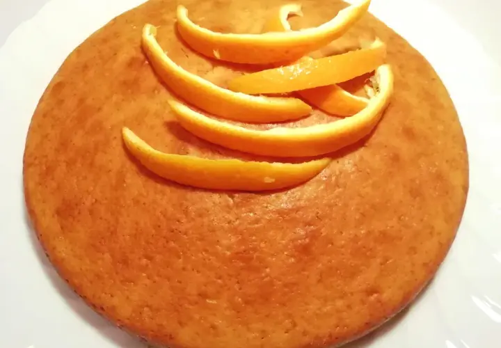 Torta all'arancia morbidissima, decorata con scorzette fresche. Un dolce profumato e invitante.