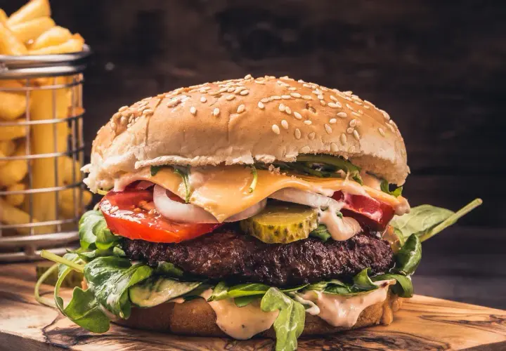 Kto wymyślił hamburgera? Złożona historia kultowej kanapki