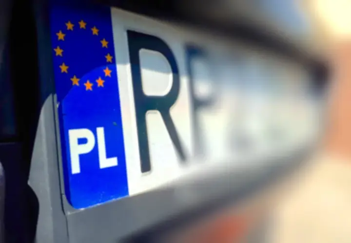 Zbliżenie na polską tablicę rejestracyjną. Zastanawiasz się, ile jest czasu na przerejestrowanie samochodu?