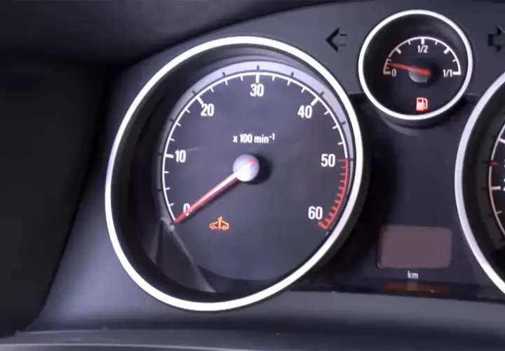 Kontrolka auto z kluczem Opel świeci się na desce rozdzielczej.