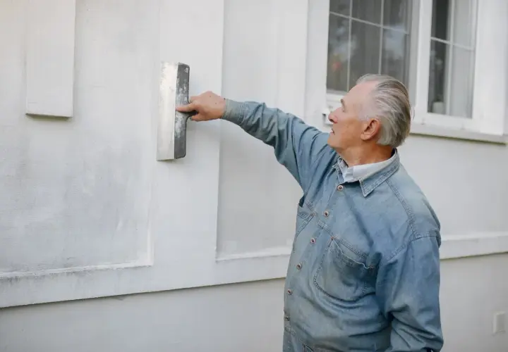 Jak długo schnie tynk przed malowaniem? Uniknij błędów!