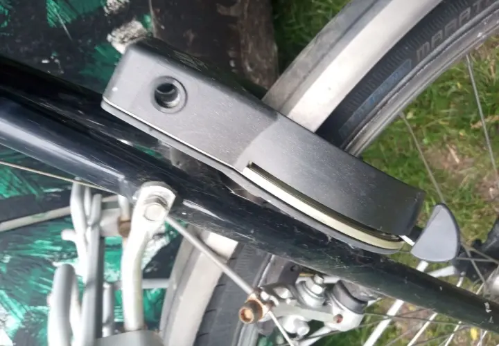 Jak otworzyć blokadę tylnego koła roweru bez klucza i frustracji