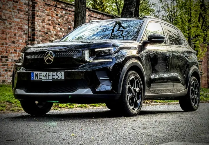 Czarny Citroen C3 na tle ceglanego muru i drzew. Wiele osób szuka **Citroen C3 opinie** przed zakupem.