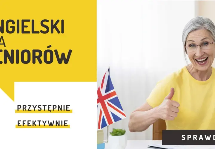 Uśmiechnięta seniorka pokazuje kciuki w górę. Napis "Angielski dla seniorów" sugeruje kurs językowy.