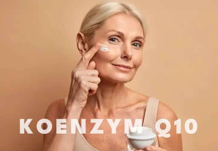 Kobieta aplikuje krem pod oczy. Czy wiesz, co to jest koenzym Q10? To składnik, który może pomóc w pielęgnacji skóry.