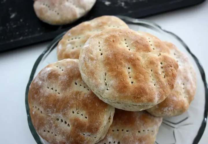 En hög med nybakade tekakor med havregryn, perfekta för frukost eller fika.