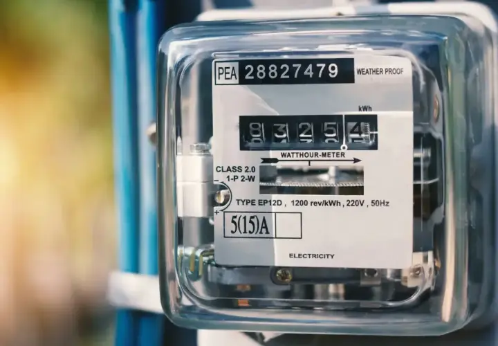 Licznik energii elektrycznej, pokazujący zużycie w kilowatogodzinach. To podstawowa jednostka energii.