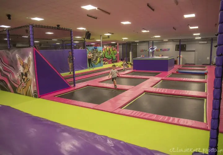 Wesołe **Opole atrakcje dla dzieci**: kolorowy park trampolin z malowidłami i miejscem na urodziny.