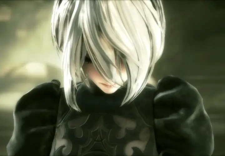 2B z Nier Automata PL zamyślona, z białymi włosami opadającymi na twarz.