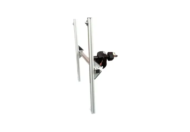 Robuste Warnafel Halterung aus Aluminiumprofilen mit schwarzem Klemmmechanismus. Sicher und stabil für jede Anwendung.
