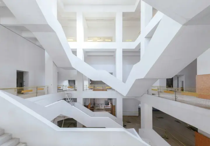 Muzeum Sztuki Nowoczesnej budowa: opóźnienia i architektoniczne detale