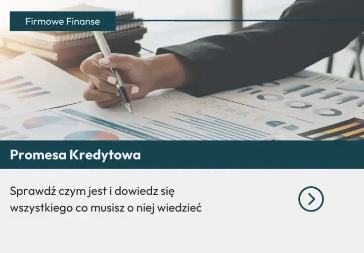 Ręka z długopisem nad wykresami. Dowiedz się, czym jest promesa kredytowa i wszystko, co musisz o niej wiedzieć.