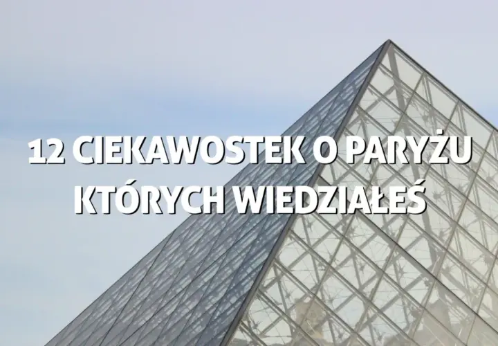 Szklana piramida Luwru w Paryżu na tle błękitnego nieba.