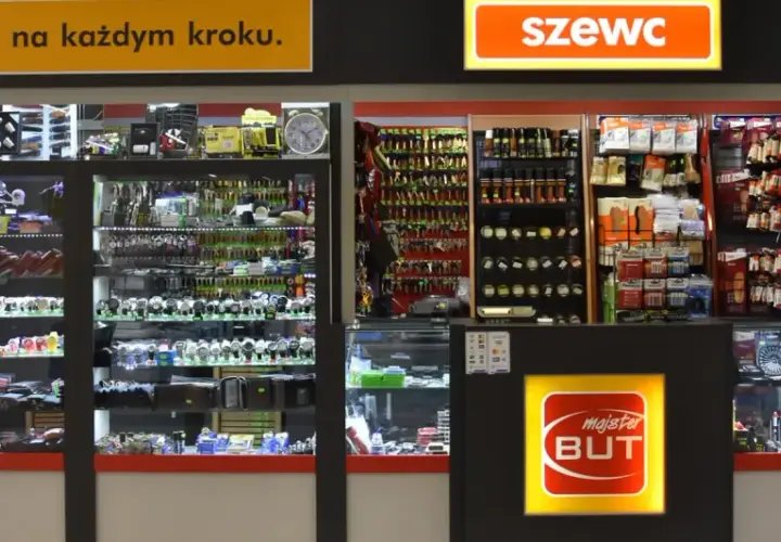 Sklep z kluczami, zegarkami i akcesoriami. Tutaj można dorobić klucz, naprawić obuwie i kupić drobne przedmioty.
