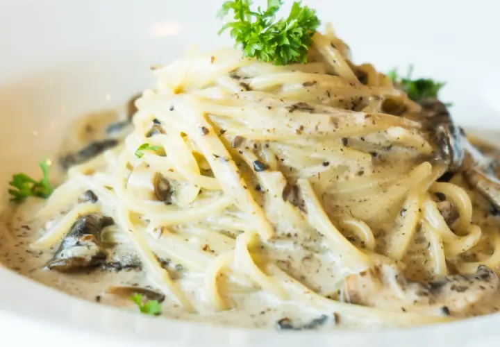 Spaghetti z sosem pieczarkowym – prosty przepis na pyszne danie