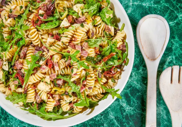 Pyszna sałatka z makaronem fusilli, rukolą, suszonymi pomidorami, oliwkami i salami. Idealna na letnie dni, to najlepsza sałatka z makaronem!