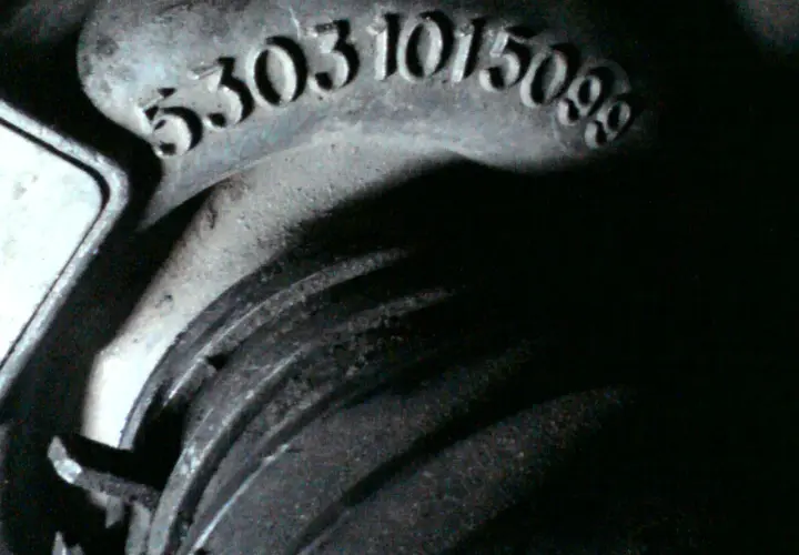 Fragment turbosprężarki z numerem 53031015099, prawdopodobnie z silnika 1.9 TDI.